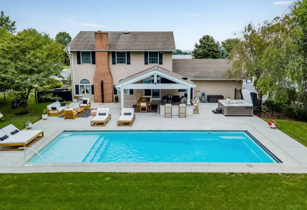 Custom fiberglass swimming pool installation in Delaware