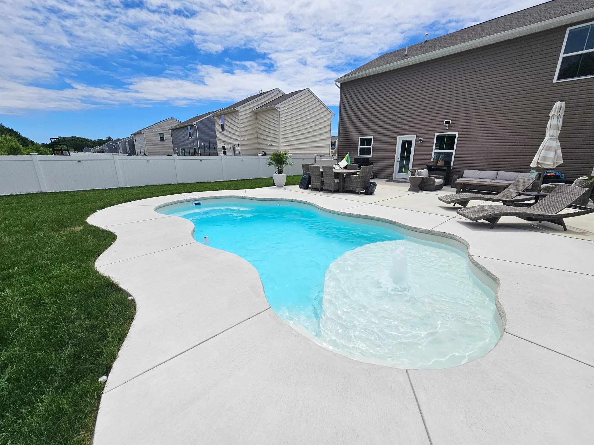 fiberglass pool delivery in delaware and maryland